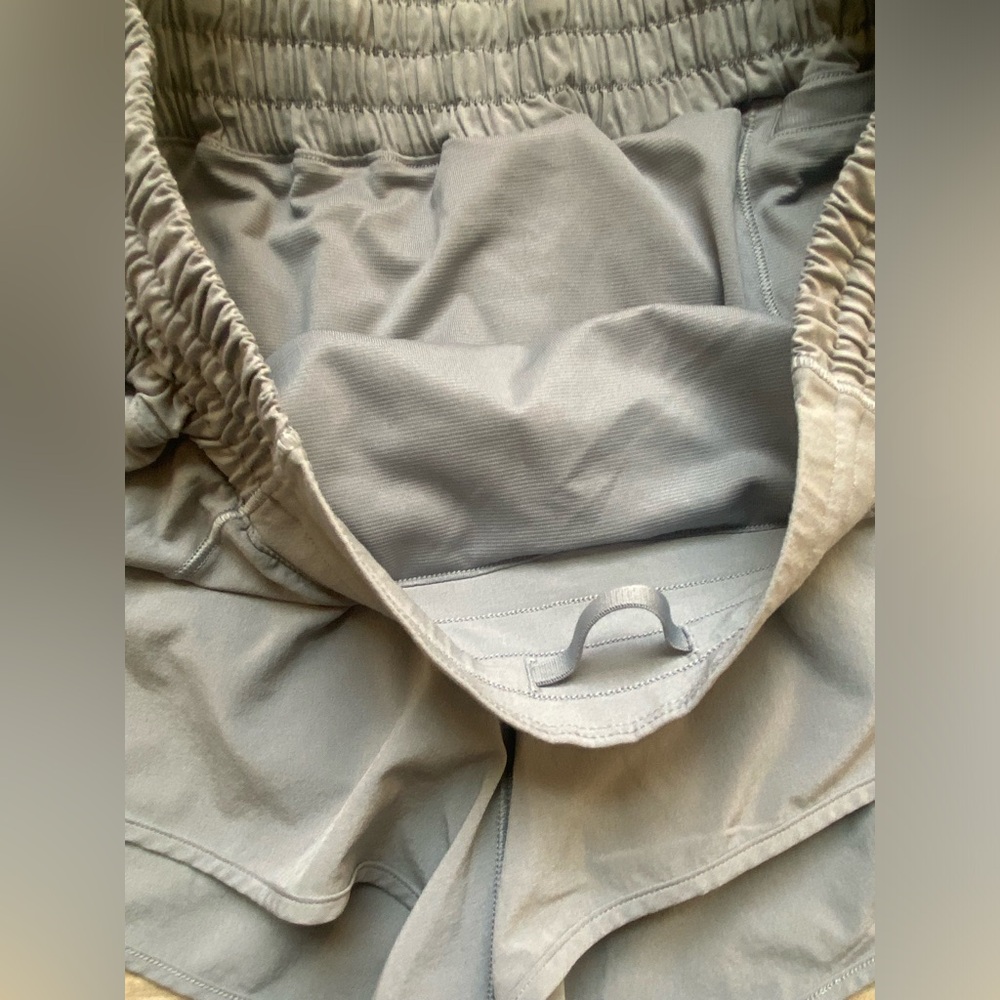 Lululemon Hotty Hot High-Rise Lined Short 2.5" in Rhino Grey ~ Size 8 - Picture 8 of 9